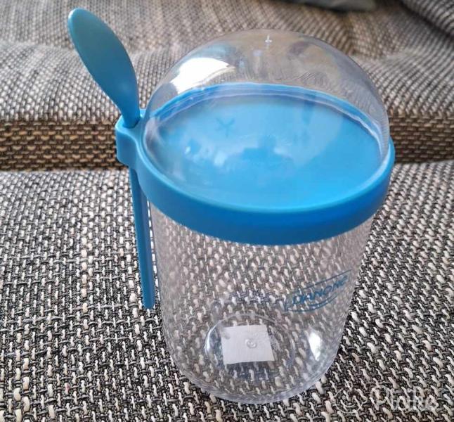 új,500ml-es fedeles bögre kanállal