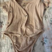 H&M unisex átlapolós body