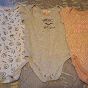 86/92es kislány bodyk,csomagár