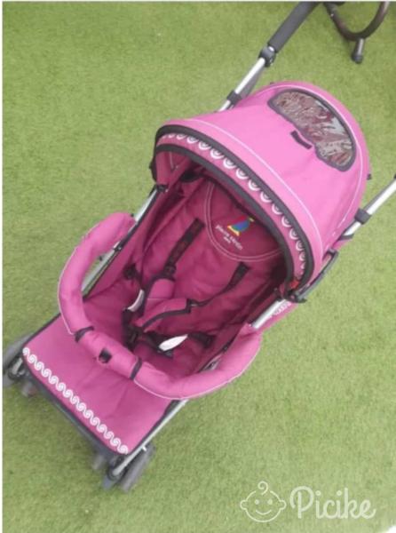 Esernyőre csukható babakocsi