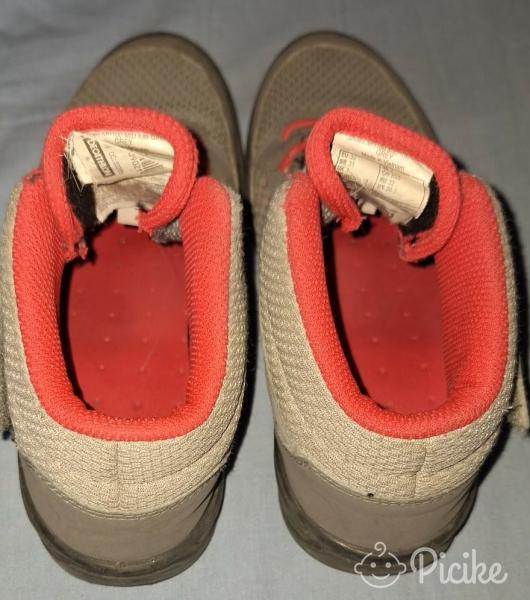 33as Ouechua magasszárú cipő