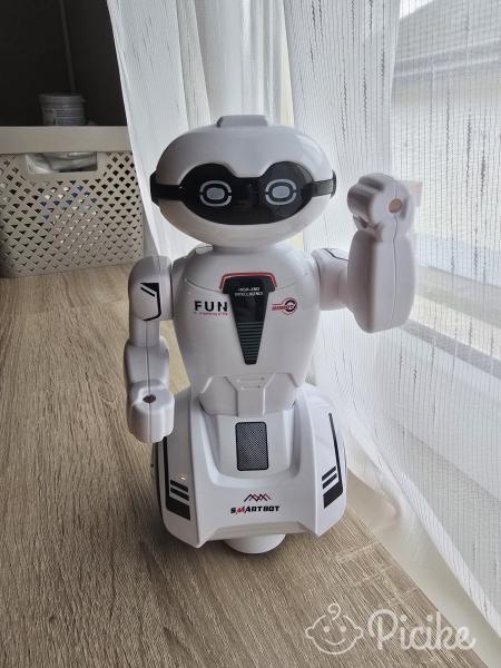 Táncoló zenélő robot