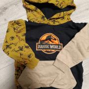 Jurassic World mintás gyerek pulóver kapucnival 104-es
