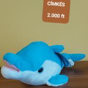 Kék plüss delfin címkével